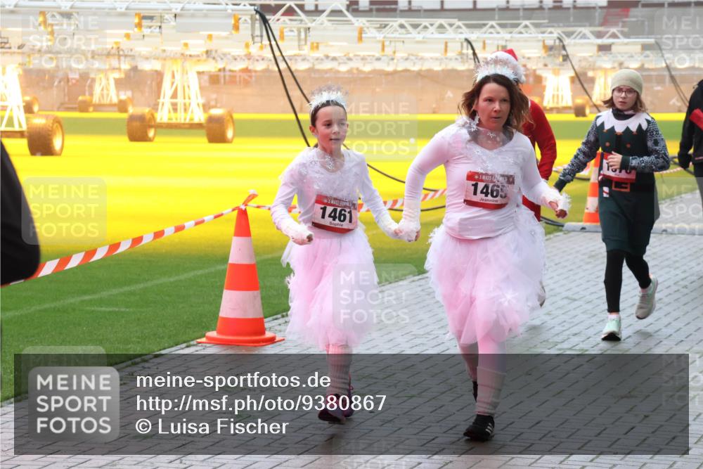 07.12.2025 - St. Pauli X-Mass-Run No. 15 Luisa Fischer http://msf.ph/oto/9380867 07.12.2025 10:09:34 Ziel 1461, 1465, 19, 390, 707, 786, 789, 881, 896, 899, 947, 960, 1002, 1031, 1176, 1243, 1248, 1461, 1465, 1570, 1575, 1576, 1718, 2126, 2521, 3212, 3300, 3332, 3335, 3484, 3493, 3671, 3756, 3891, 3904, 3907, 4066, 4067, 4068, 4113, 4666 meine-sportfotos.de