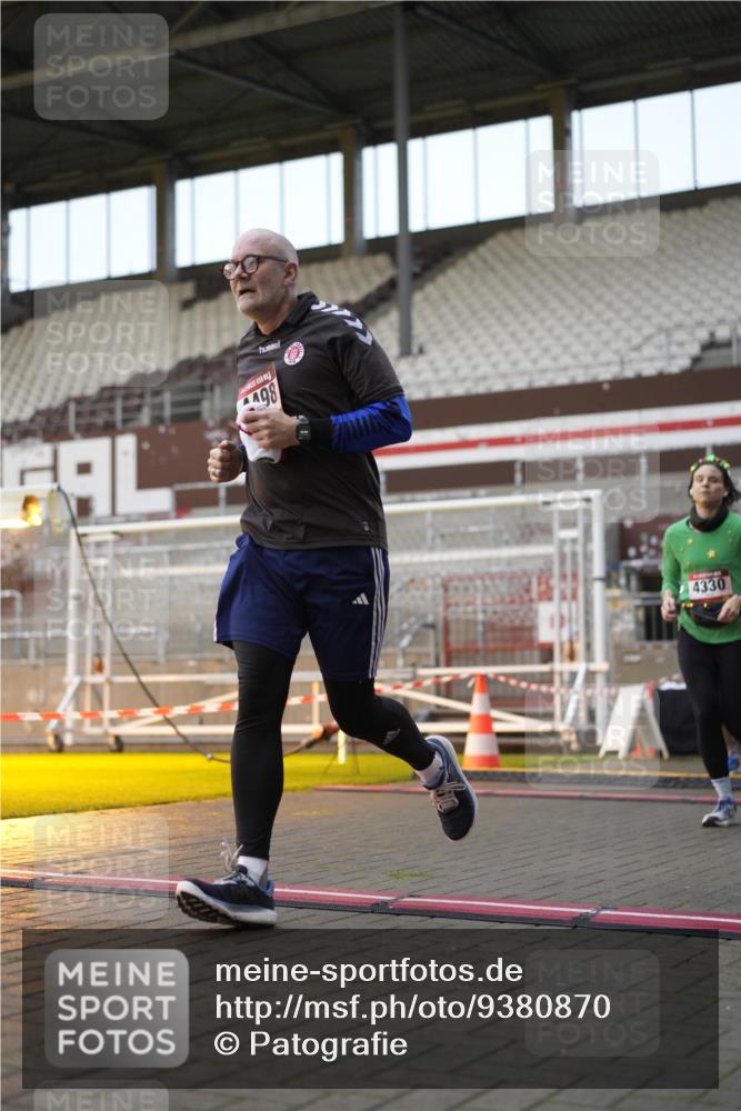 07.12.2025 - St. Pauli X-Mass-Run No. 15 Patografie http://msf.ph/oto/9380870 07.12.2025 10:18:57 Ziel 2152, 3455, 3724, 3975, 3976, 4330, 4331, 4436, 4437, 4438, 4473, 4475, 4498 meine-sportfotos.de
