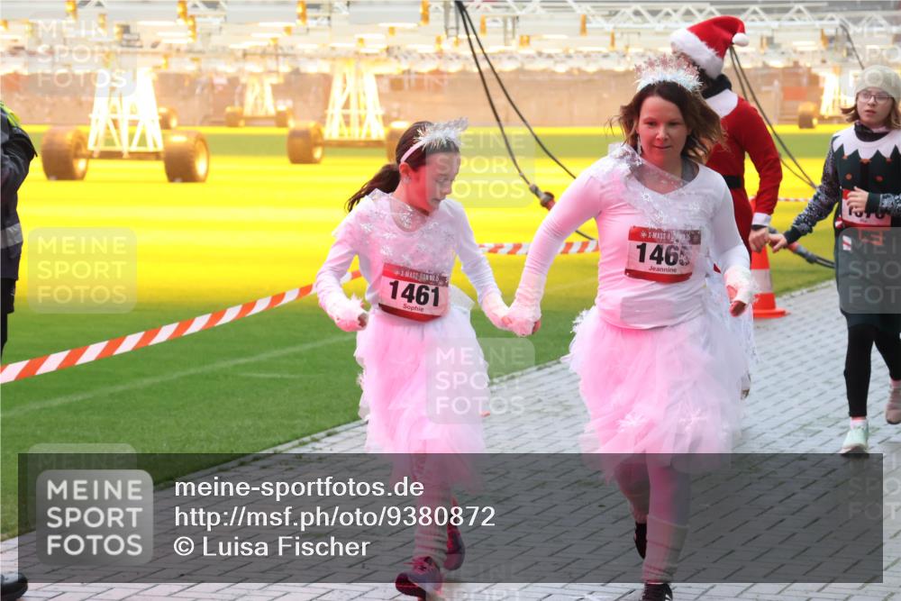07.12.2025 - St. Pauli X-Mass-Run No. 15 Luisa Fischer http://msf.ph/oto/9380872 07.12.2025 10:09:34 Ziel 5, 1461, 1465, 19, 390, 707, 786, 789, 881, 896, 899, 947, 960, 1002, 1031, 1176, 1243, 1248, 1461, 1465, 1570, 1575, 1576, 1718, 2126, 2521, 3212, 3300, 3332, 3335, 3484, 3493, 3671, 3756, 3891, 3904, 3907, 4066, 4067, 4068, 4113, 4666 meine-sportfotos.de