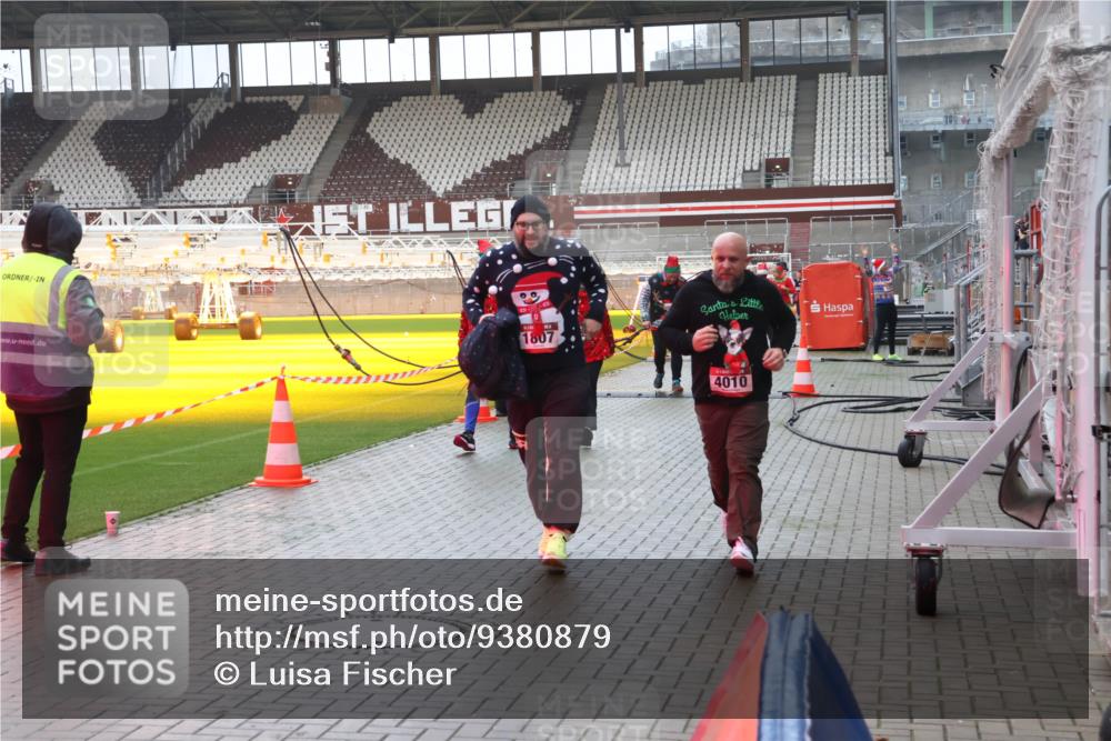 07.12.2025 - St. Pauli X-Mass-Run No. 15 Luisa Fischer http://msf.ph/oto/9380879 07.12.2025 11:15:14 Ziel 1807, 4010, 525, 922, 1623, 1627, 1662, 1776, 1778, 1798, 1804, 1805, 1806, 1807, 2040, 2211, 4010 meine-sportfotos.de