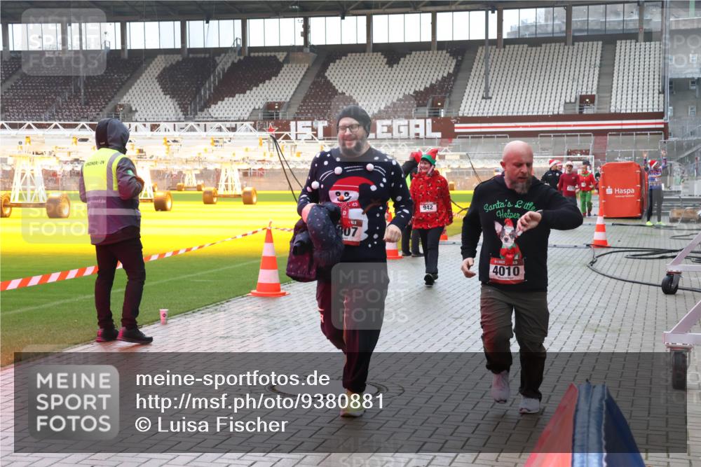 07.12.2025 - St. Pauli X-Mass-Run No. 15 Luisa Fischer http://msf.ph/oto/9380881 07.12.2025 11:15:15 Ziel 307, 942, 105, 4010, 313, 525, 922, 1623, 1627, 1662, 1776, 1778, 1798, 1804, 1805, 1806, 1807, 2040, 2211, 4010 meine-sportfotos.de