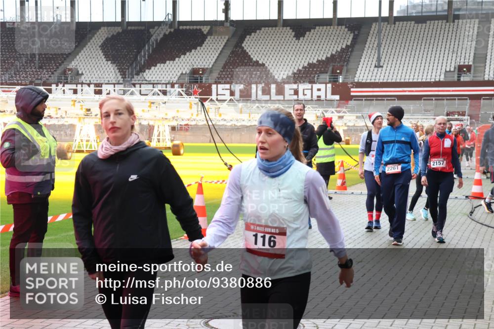07.12.2025 - St. Pauli X-Mass-Run No. 15 Luisa Fischer http://msf.ph/oto/9380886 07.12.2025 10:42:59 Ziel 15, 116, 2261, 2157, 116, 519, 563, 598, 604, 625, 1272, 1358, 1434, 1438, 1758, 2012, 2013, 2061, 2155, 2157, 2261, 2621, 2622, 2722, 2931, 3042, 3399, 4045, 4046, 4394, 4441, 4594, 4622, 4857 meine-sportfotos.de