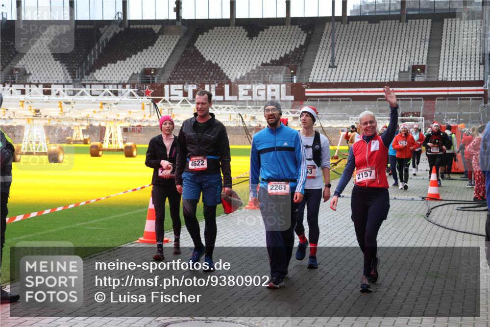 07.12.2025 - St. Pauli X-Mass-Run No. 15 Luisa Fischer http://msf.ph/oto/9380902 07.12.2025 10:43:02 Ziel 4622, 2261, 63, 2157, 1434, 4594, 116, 519, 563, 598, 604, 625, 1272, 1358, 1434, 1438, 1758, 2012, 2013, 2061, 2155, 2157, 2261, 2621, 2622, 2722, 2931, 3042, 3399, 4045, 4046, 4394, 4441, 4594, 4622, 4857 meine-sportfotos.de