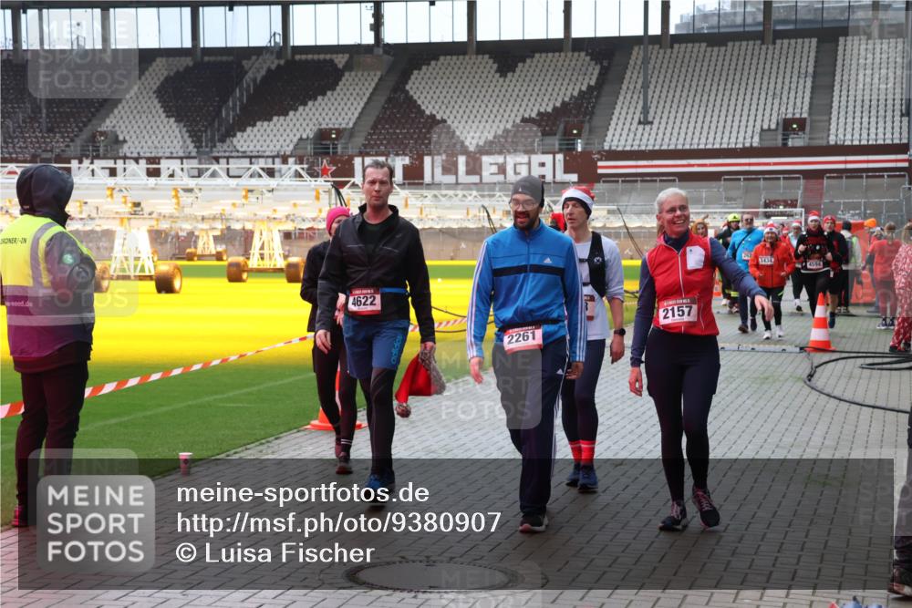 07.12.2025 - St. Pauli X-Mass-Run No. 15 Luisa Fischer http://msf.ph/oto/9380907 07.12.2025 10:43:03 Ziel 4622, 2261, 2157, 262, 1434, 4594, 116, 519, 563, 598, 604, 625, 1272, 1358, 1434, 1438, 1758, 2012, 2013, 2061, 2155, 2157, 2261, 2621, 2622, 2722, 2931, 3042, 3399, 4045, 4046, 4394, 4441, 4594, 4622, 4857 meine-sportfotos.de