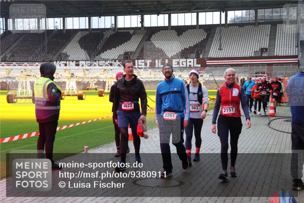 07.12.2025 - St. Pauli X-Mass-Run No. 15 Luisa Fischer http://msf.ph/oto/9380911 07.12.2025 10:43:03 Ziel 4622, 2261, 563, 2157, 262, 143, 4594, 116, 519, 563, 598, 604, 625, 1272, 1358, 1434, 1438, 1758, 2012, 2013, 2061, 2155, 2157, 2261, 2621, 2622, 2722, 2931, 3042, 3399, 4045, 4046, 4394, 4441, 4594, 4622, 4857 meine-sportfotos.de