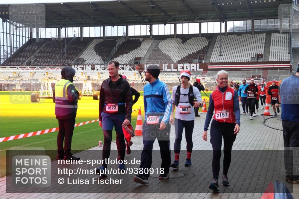 07.12.2025 - St. Pauli X-Mass-Run No. 15 Luisa Fischer http://msf.ph/oto/9380918 07.12.2025 10:43:04 Ziel 4622, 2261, 563, 2157, 4594, 116, 296, 519, 563, 598, 604, 625, 1272, 1358, 1434, 1438, 1758, 2012, 2013, 2061, 2155, 2157, 2261, 2621, 2622, 2722, 2931, 3042, 3399, 4045, 4046, 4394, 4441, 4594, 4622, 4857 meine-sportfotos.de