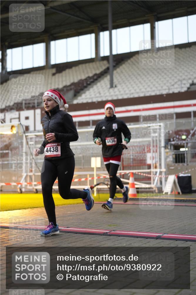 07.12.2025 - St. Pauli X-Mass-Run No. 15 Patografie http://msf.ph/oto/9380922 07.12.2025 10:19:01 Ziel 3455, 3724, 3975, 3976, 4330, 4331, 4436, 4437, 4438, 4473, 4475, 4498 meine-sportfotos.de