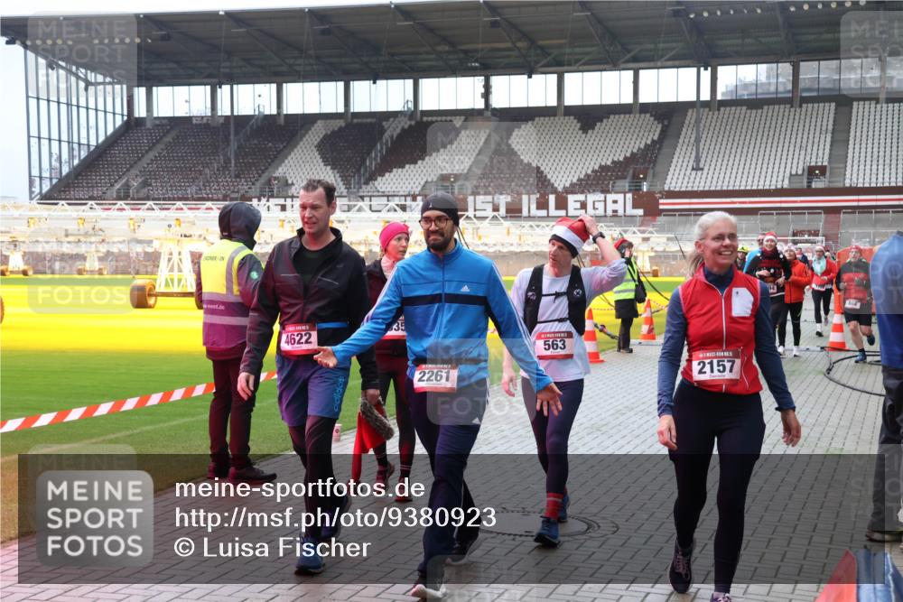 07.12.2025 - St. Pauli X-Mass-Run No. 15 Luisa Fischer http://msf.ph/oto/9380923 07.12.2025 10:43:05 Ziel 4622, 35, 3, 2261, 563, 5, 2157, 116, 296, 519, 563, 598, 604, 625, 1272, 1358, 1434, 1438, 1758, 2012, 2013, 2061, 2155, 2157, 2261, 2336, 2337, 2621, 2622, 2722, 2931, 3042, 3399, 4045, 4046, 4161, 4394, 4441, 4594, 4622, 4857 meine-sportfotos.de