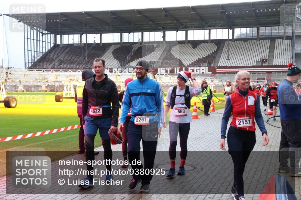 07.12.2025 - St. Pauli X-Mass-Run No. 15 Luisa Fischer http://msf.ph/oto/9380925 07.12.2025 10:43:05 Ziel 4622, 33, 2261, 563, 2157, 116, 296, 519, 563, 598, 604, 625, 1272, 1358, 1434, 1438, 1758, 2012, 2013, 2061, 2155, 2157, 2261, 2336, 2337, 2621, 2622, 2722, 2931, 3042, 3399, 4045, 4046, 4161, 4394, 4441, 4594, 4622, 4857 meine-sportfotos.de