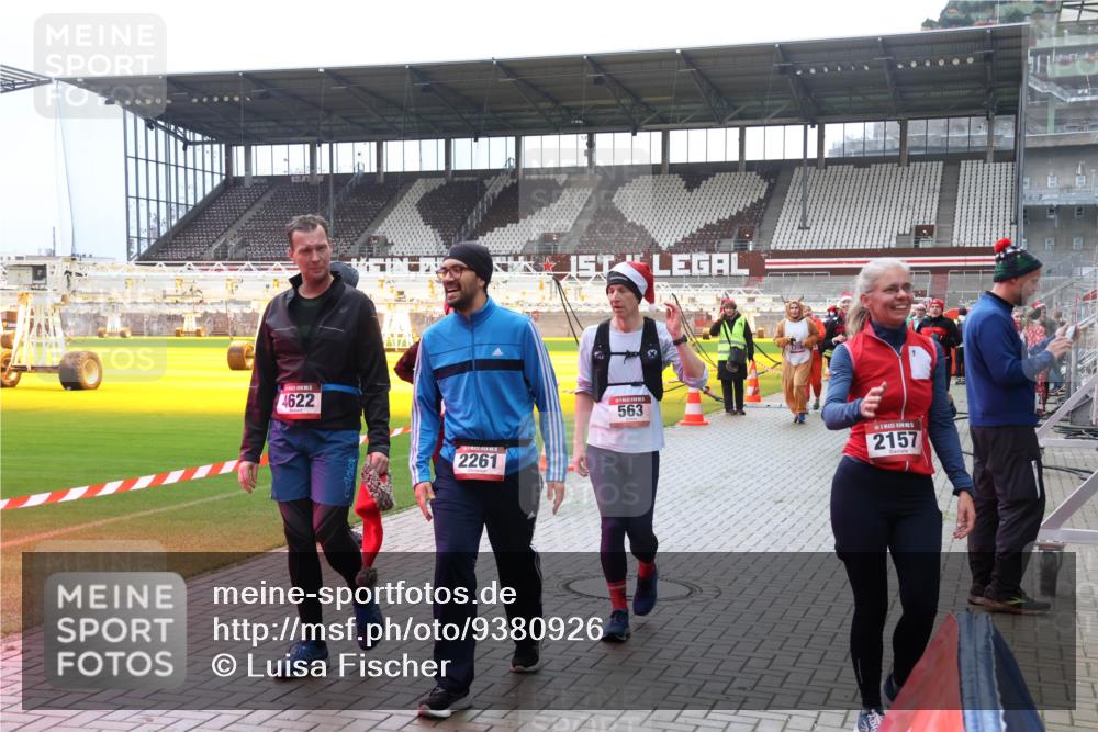07.12.2025 - St. Pauli X-Mass-Run No. 15 Luisa Fischer http://msf.ph/oto/9380926 07.12.2025 10:43:06 Ziel 4622, 2261, 1, 563, 2157, 116, 296, 519, 563, 598, 604, 625, 1272, 1358, 1434, 1438, 1758, 2012, 2013, 2061, 2155, 2157, 2261, 2336, 2337, 2621, 2622, 2722, 2931, 3042, 3399, 4161, 4394, 4441, 4594, 4622, 4857 meine-sportfotos.de