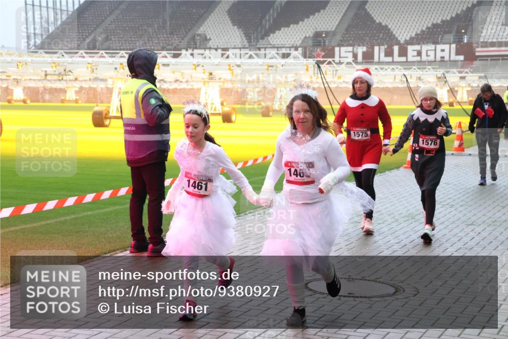 07.12.2025 - St. Pauli X-Mass-Run No. 15 Luisa Fischer http://msf.ph/oto/9380927 07.12.2025 10:09:35 Ziel 1461, 146, 1575, 1576, 19, 390, 707, 786, 789, 881, 896, 899, 947, 960, 1002, 1031, 1176, 1243, 1248, 1461, 1465, 1570, 1575, 1576, 1718, 2126, 2521, 3212, 3300, 3332, 3335, 3484, 3493, 3671, 3756, 3891, 3904, 3907, 4066, 4067, 4068, 4113, 4666 meine-sportfotos.de