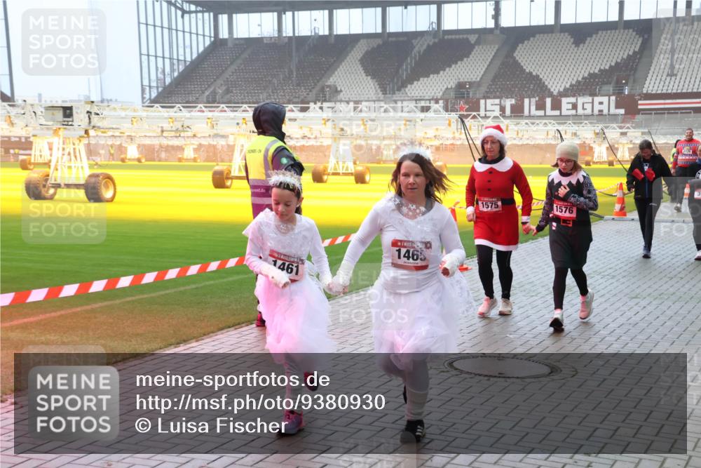 07.12.2025 - St. Pauli X-Mass-Run No. 15 Luisa Fischer http://msf.ph/oto/9380930 07.12.2025 10:09:36 Ziel 1461, 1465, 1575, 1576, 19, 390, 707, 786, 789, 800, 881, 896, 899, 947, 960, 1002, 1031, 1176, 1243, 1248, 1461, 1465, 1570, 1575, 1576, 1718, 2126, 2521, 3212, 3300, 3332, 3335, 3484, 3493, 3671, 3756, 3891, 3904, 3907, 4066, 4067, 4068, 4113, 4666 meine-sportfotos.de