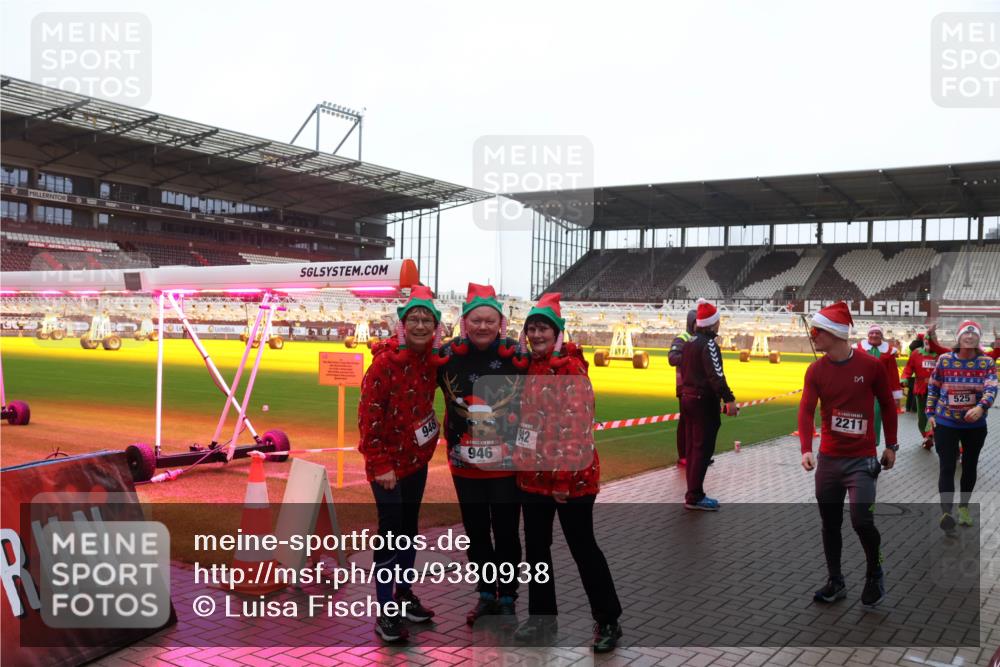 07.12.2025 - St. Pauli X-Mass-Run No. 15 Luisa Fischer http://msf.ph/oto/9380938 07.12.2025 11:15:35 Ziel 948, 946, 912, 1798, 2211, 525, 313, 391, 922, 1218, 1282, 1623, 1627, 1662, 3133 meine-sportfotos.de