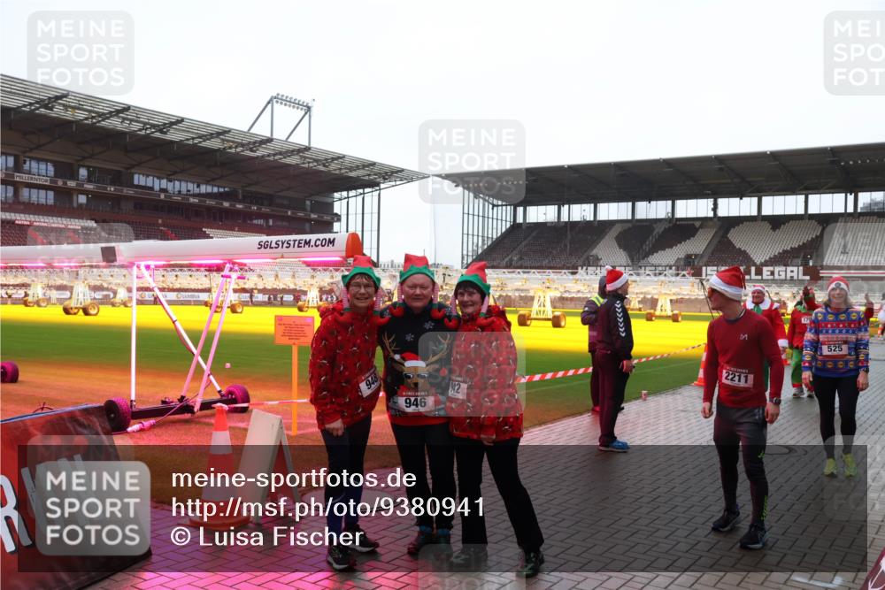 07.12.2025 - St. Pauli X-Mass-Run No. 15 Luisa Fischer http://msf.ph/oto/9380941 07.12.2025 11:15:35 Ziel 948, 946, 2, 2211, 525, 313, 391, 922, 1218, 1282, 1623, 1627, 1662, 3133 meine-sportfotos.de