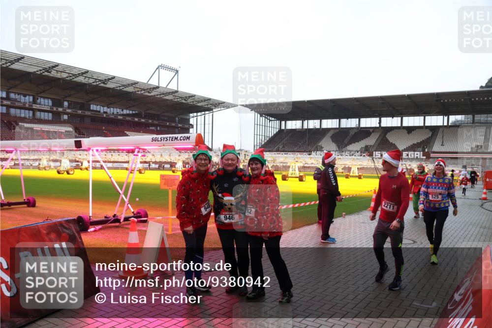 07.12.2025 - St. Pauli X-Mass-Run No. 15 Luisa Fischer http://msf.ph/oto/9380942 07.12.2025 11:15:35 Ziel 948, 946, 42, 2211, 525, 313, 391, 922, 1218, 1282, 1623, 1627, 1662, 3133 meine-sportfotos.de