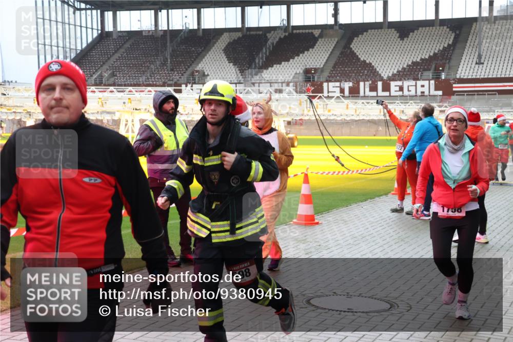 07.12.2025 - St. Pauli X-Mass-Run No. 15 Luisa Fischer http://msf.ph/oto/9380945 07.12.2025 10:43:12 Ziel 44, 15, 604, 5, 598, 522, 1756, 4161, 116, 296, 519, 563, 598, 604, 625, 1272, 1358, 1434, 1438, 1758, 2012, 2013, 2061, 2155, 2157, 2336, 2337, 2621, 2622, 2722, 2802, 2901, 2931, 3381, 3399, 4161, 4394, 4594, 4621, 4857 meine-sportfotos.de