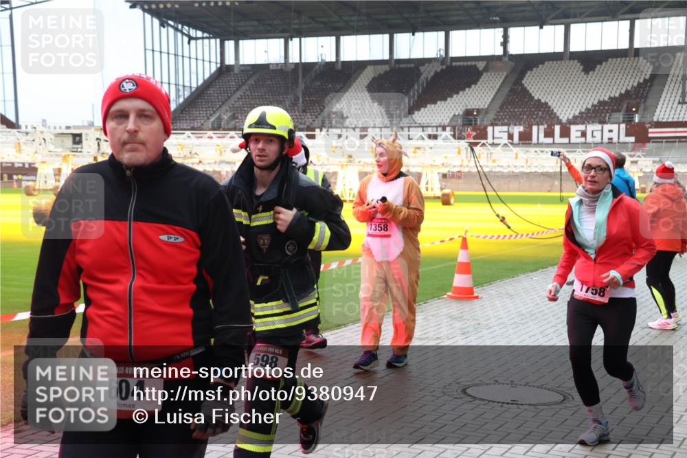 07.12.2025 - St. Pauli X-Mass-Run No. 15 Luisa Fischer http://msf.ph/oto/9380947 07.12.2025 10:43:13 Ziel 15, 604, 5, 598, 1358, 1, 1758, 116, 296, 519, 563, 598, 604, 625, 1272, 1358, 1434, 1438, 1758, 2012, 2013, 2061, 2155, 2157, 2336, 2337, 2621, 2622, 2722, 2802, 2901, 2931, 3381, 3399, 4161, 4394, 4594, 4621, 4857 meine-sportfotos.de