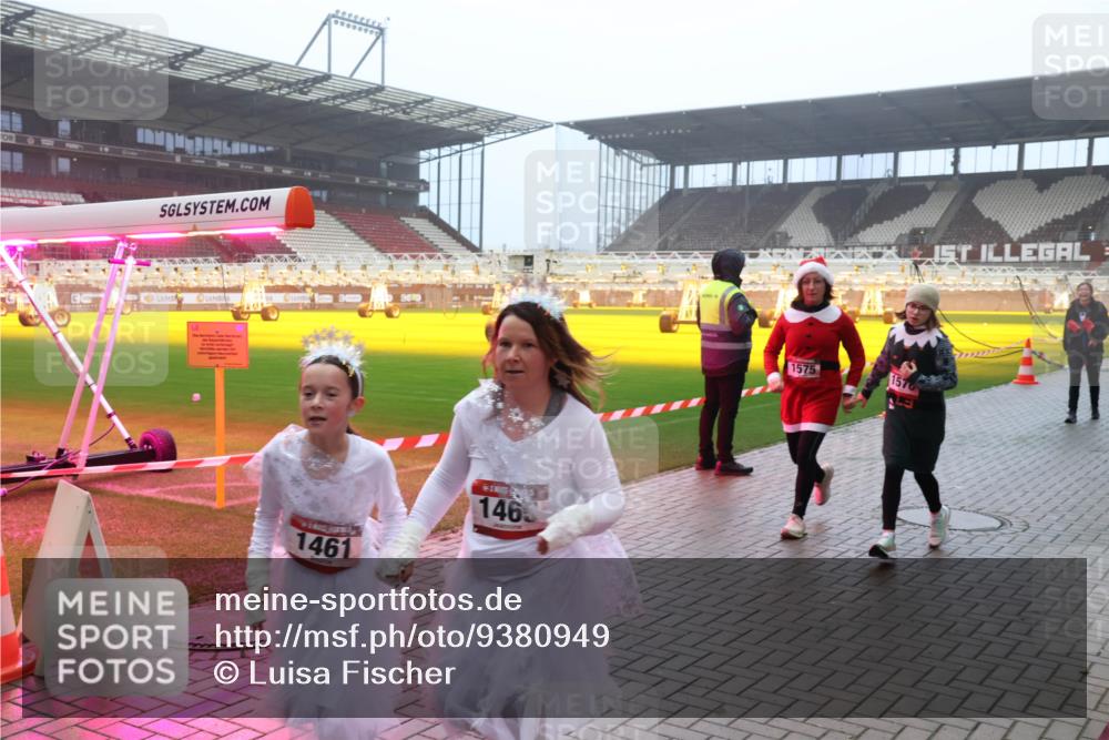 07.12.2025 - St. Pauli X-Mass-Run No. 15 Luisa Fischer http://msf.ph/oto/9380949 07.12.2025 10:09:37 Ziel 1461, 1465, 1575, 157, 19, 390, 707, 786, 789, 800, 881, 896, 899, 947, 960, 1002, 1031, 1176, 1243, 1248, 1461, 1465, 1570, 1575, 1576, 1718, 2126, 2521, 3212, 3300, 3332, 3335, 3484, 3493, 3671, 3756, 3891, 3904, 3907, 4066, 4067, 4068, 4113, 4666 meine-sportfotos.de
