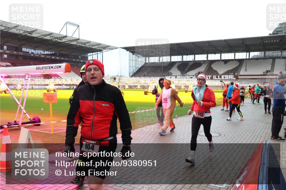 07.12.2025 - St. Pauli X-Mass-Run No. 15 Luisa Fischer http://msf.ph/oto/9380951 07.12.2025 10:43:13 Ziel 15, 604, 1358, 1758, 116, 296, 519, 563, 598, 604, 625, 1272, 1358, 1434, 1438, 1758, 2012, 2013, 2061, 2155, 2157, 2336, 2337, 2621, 2622, 2722, 2802, 2901, 2931, 3381, 3399, 4161, 4394, 4594, 4621, 4857 meine-sportfotos.de