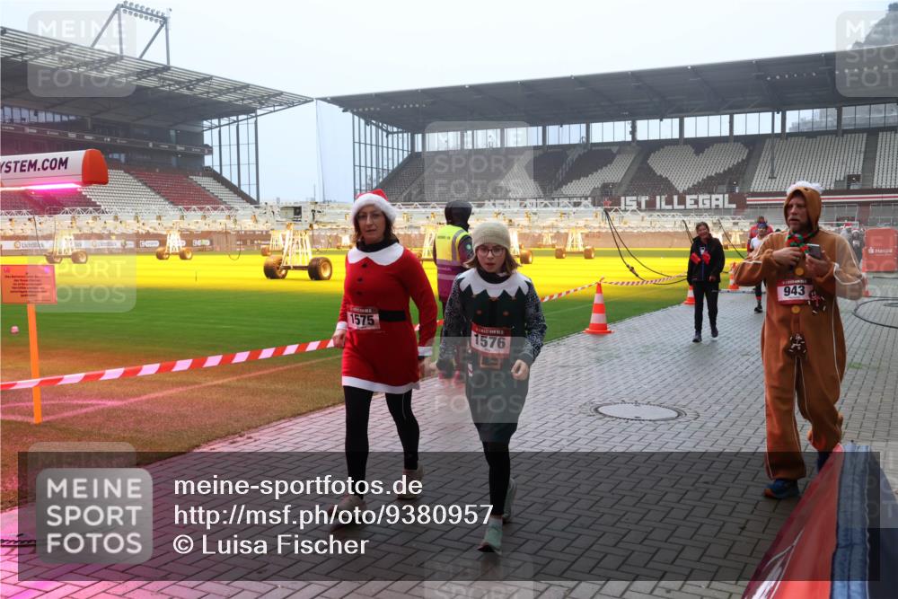 07.12.2025 - St. Pauli X-Mass-Run No. 15 Luisa Fischer http://msf.ph/oto/9380957 07.12.2025 10:09:38 Ziel 1575, 1576, 943, 19, 390, 707, 786, 789, 800, 881, 896, 899, 947, 960, 1002, 1031, 1176, 1243, 1248, 1461, 1465, 1570, 1575, 1576, 1718, 2126, 2521, 3300, 3332, 3335, 3484, 3493, 3756, 3891, 3904, 3907, 4066, 4067, 4068, 4113, 4666 meine-sportfotos.de