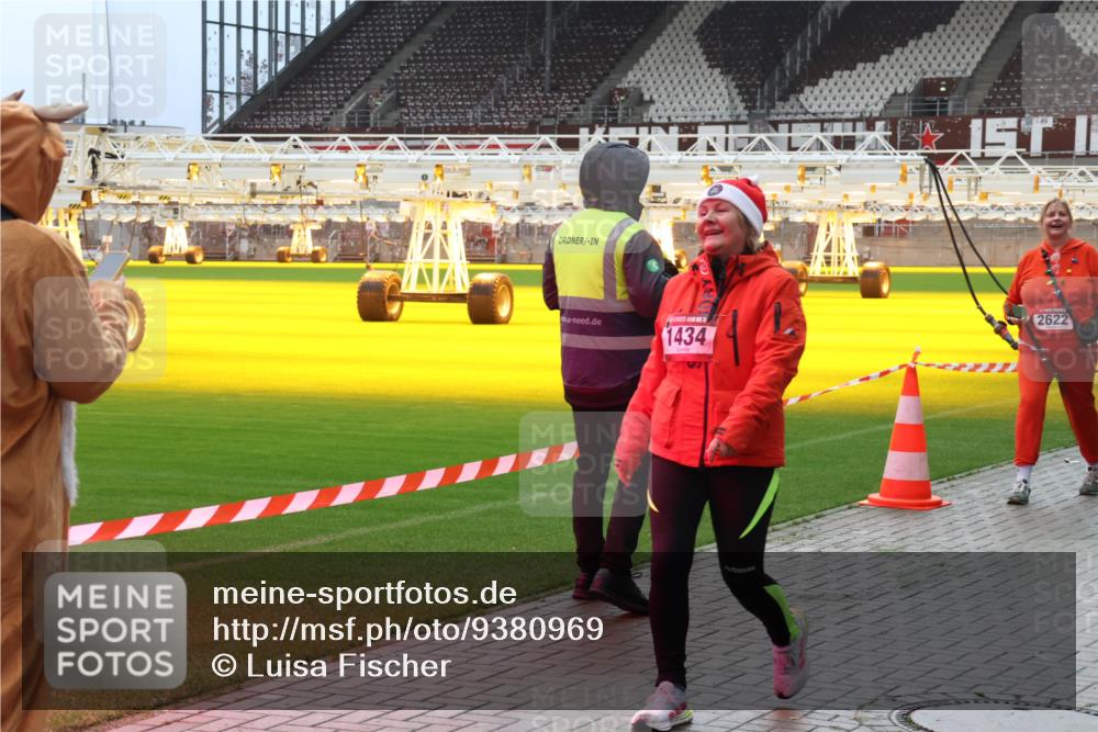 07.12.2025 - St. Pauli X-Mass-Run No. 15 Luisa Fischer http://msf.ph/oto/9380969 07.12.2025 10:43:17 Ziel 1434, 2622, 296, 519, 563, 598, 604, 625, 1272, 1301, 1358, 1434, 1758, 1814, 1936, 2012, 2013, 2052, 2053, 2061, 2155, 2157, 2336, 2337, 2621, 2622, 2722, 2802, 2901, 2931, 3381, 3399, 4161, 4394, 4594, 4621, 4857 meine-sportfotos.de