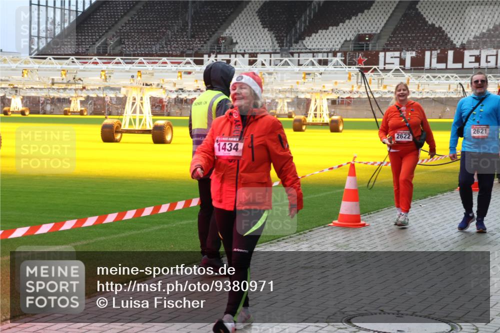 07.12.2025 - St. Pauli X-Mass-Run No. 15 Luisa Fischer http://msf.ph/oto/9380971 07.12.2025 10:43:17 Ziel 1434, 2622, 2621, 296, 519, 563, 598, 604, 625, 1272, 1301, 1358, 1434, 1758, 1814, 1936, 2012, 2013, 2052, 2053, 2061, 2155, 2157, 2336, 2337, 2621, 2622, 2722, 2802, 2901, 2931, 3381, 3399, 4161, 4394, 4594, 4621, 4857 meine-sportfotos.de