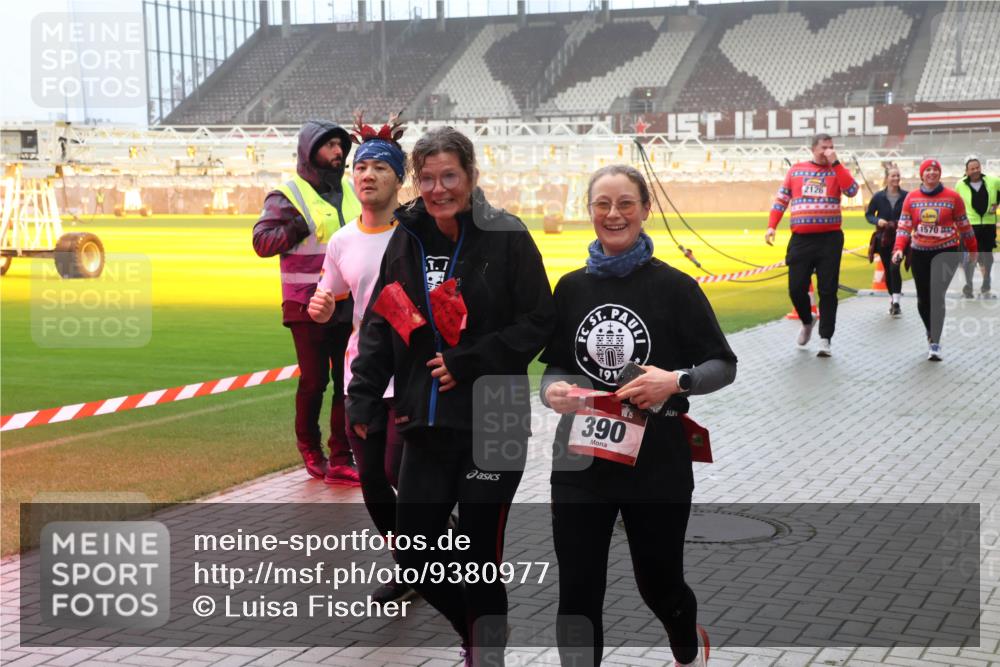 07.12.2025 - St. Pauli X-Mass-Run No. 15 Luisa Fischer http://msf.ph/oto/9380977 07.12.2025 10:09:44 Ziel 191, 390, 15, 2126, 1570, 19, 786, 800, 881, 896, 899, 960, 1176, 1243, 1248, 1461, 1465, 1570, 1575, 1576, 1718, 2126, 3300, 3484, 3493, 3756, 3891, 3904, 3907, 4066, 4067, 4068, 4113, 4666 meine-sportfotos.de