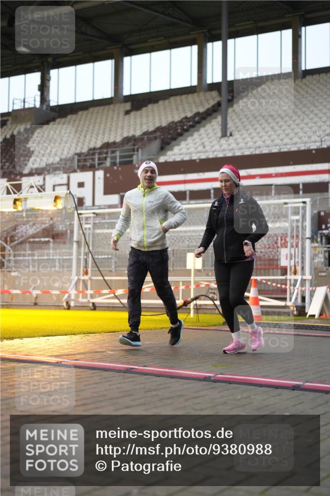 07.12.2025 - St. Pauli X-Mass-Run No. 15 Patografie http://msf.ph/oto/9380988 07.12.2025 10:19:20 Ziel 3011, 3013, 3695, 4038, 4115, 4466 meine-sportfotos.de