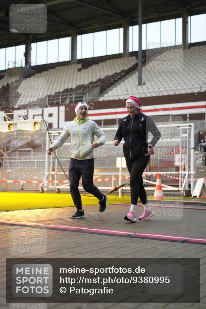 07.12.2025 - St. Pauli X-Mass-Run No. 15 Patografie http://msf.ph/oto/9380995 07.12.2025 10:19:20 Ziel 3011, 3013, 3695, 4038, 4115, 4466 meine-sportfotos.de