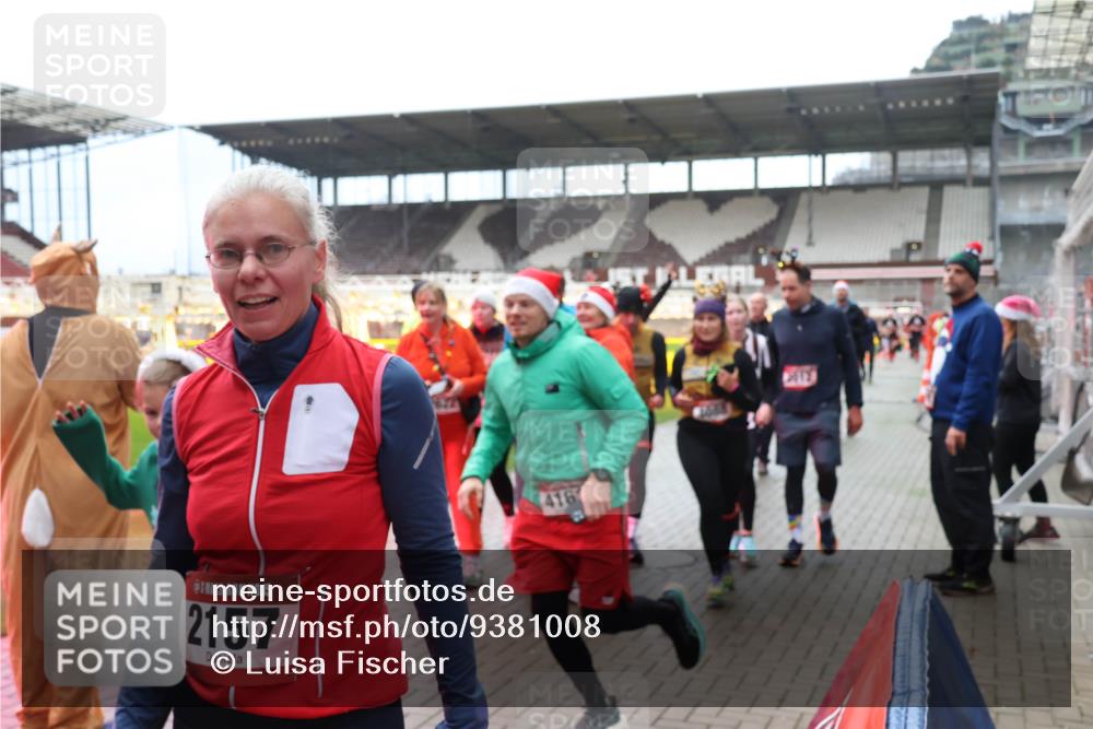 07.12.2025 - St. Pauli X-Mass-Run No. 15 Luisa Fischer http://msf.ph/oto/9381008 07.12.2025 10:43:24 Ziel 15, 2157, 416, 296, 519, 598, 604, 625, 1053, 1301, 1358, 1434, 1616, 1758, 1814, 1936, 2012, 2052, 2053, 2061, 2155, 2336, 2337, 2621, 2622, 2724, 2726, 2761, 2762, 2802, 2901, 3381, 4161, 4394, 4594, 4621, 4857 meine-sportfotos.de