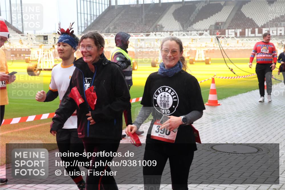 07.12.2025 - St. Pauli X-Mass-Run No. 15 Luisa Fischer http://msf.ph/oto/9381009 07.12.2025 10:09:45 Ziel 13, 1910, 390, 2126, 19, 786, 800, 881, 896, 899, 960, 1172, 1243, 1248, 1461, 1465, 1570, 1575, 1576, 1718, 2126, 3300, 3484, 3493, 3756, 3891, 3904, 3907, 4066, 4067, 4068, 4113, 4666 meine-sportfotos.de