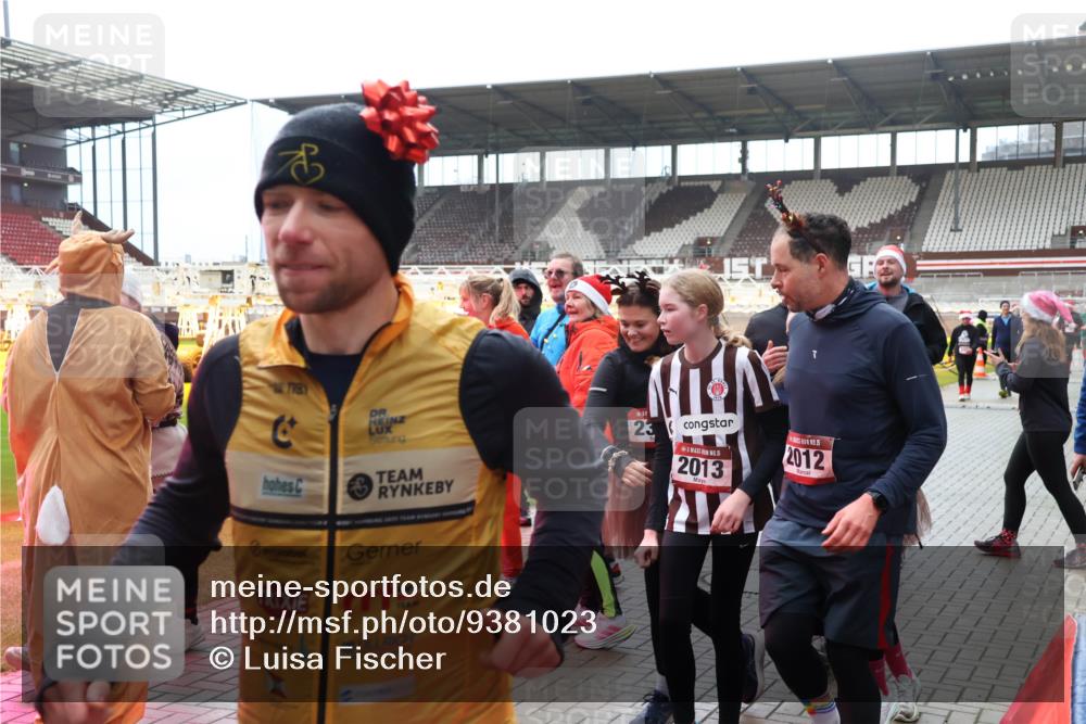 07.12.2025 - St. Pauli X-Mass-Run No. 15 Luisa Fischer http://msf.ph/oto/9381023 07.12.2025 10:43:27 Ziel 23, 15, 2013, 2012, 296, 519, 598, 604, 625, 1053, 1301, 1434, 1616, 1758, 1814, 1936, 2052, 2053, 2061, 2155, 2336, 2337, 2621, 2622, 2724, 2726, 2761, 2762, 2802, 2901, 3381, 4161, 4394, 4594, 4621, 4857 meine-sportfotos.de