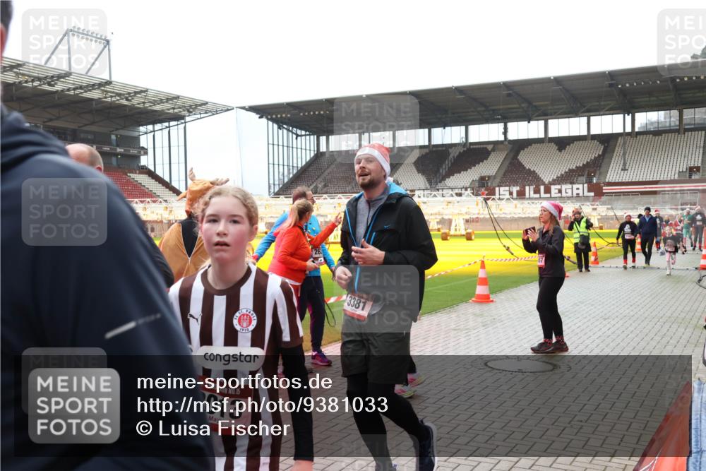 07.12.2025 - St. Pauli X-Mass-Run No. 15 Luisa Fischer http://msf.ph/oto/9381033 07.12.2025 10:43:28 Ziel 1910, 15, 013, 26, 3381, 296, 519, 598, 604, 625, 1053, 1301, 1616, 1758, 1814, 1936, 2052, 2053, 2061, 2155, 2336, 2337, 2621, 2622, 2724, 2726, 2761, 2762, 2802, 2901, 3381, 4161, 4394, 4594, 4621, 4857 meine-sportfotos.de