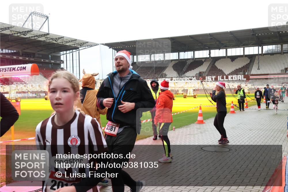 07.12.2025 - St. Pauli X-Mass-Run No. 15 Luisa Fischer http://msf.ph/oto/9381035 07.12.2025 10:43:29 Ziel 1919, 5, 20, 3381, 296, 519, 598, 604, 625, 1053, 1301, 1616, 1758, 1814, 1936, 2052, 2053, 2061, 2155, 2336, 2337, 2724, 2726, 2761, 2762, 2802, 2901, 3038, 3381, 4161, 4394, 4594, 4621, 4857 meine-sportfotos.de
