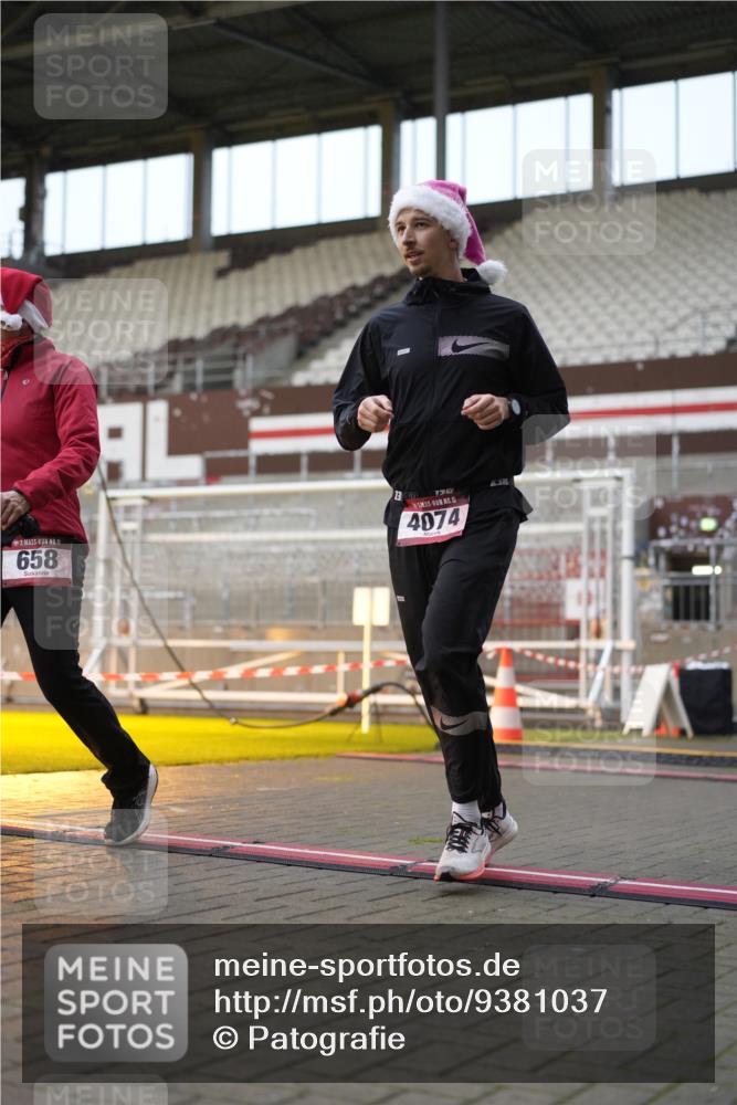 07.12.2025 - St. Pauli X-Mass-Run No. 15 Patografie http://msf.ph/oto/9381037 07.12.2025 10:19:33 Ziel 658, 661, 2750, 3011, 3013, 4038, 4074 meine-sportfotos.de