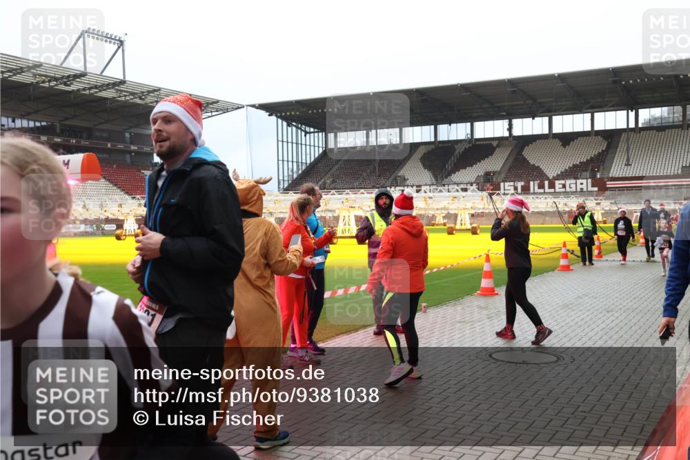 07.12.2025 - St. Pauli X-Mass-Run No. 15 Luisa Fischer http://msf.ph/oto/9381038 07.12.2025 10:43:29 Ziel 1910, 296, 519, 598, 604, 625, 1053, 1301, 1616, 1758, 1814, 1936, 2052, 2053, 2061, 2155, 2336, 2337, 2724, 2726, 2761, 2762, 2802, 2901, 3038, 3381, 4161, 4394, 4594, 4621, 4857 meine-sportfotos.de
