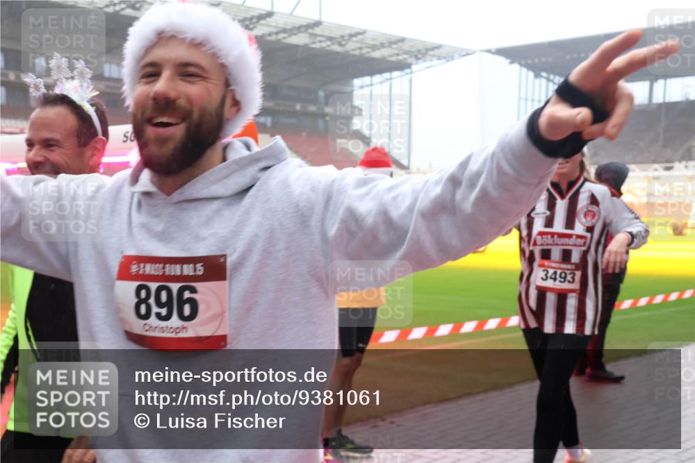 07.12.2025 - St. Pauli X-Mass-Run No. 15 Luisa Fischer http://msf.ph/oto/9381061 07.12.2025 10:09:53 Ziel 896, 3493, 800, 881, 896, 899, 960, 1026, 1172, 1191, 1243, 1248, 1461, 1465, 1570, 1575, 1576, 1718, 2126, 3493, 3756, 4066, 4067, 4068, 4113, 4666 meine-sportfotos.de