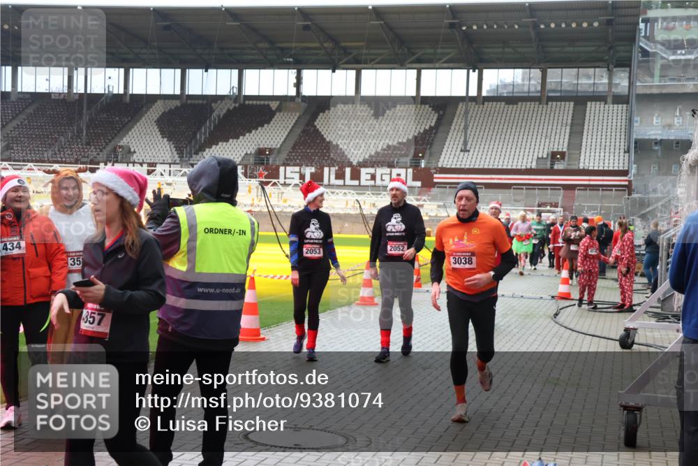 07.12.2025 - St. Pauli X-Mass-Run No. 15 Luisa Fischer http://msf.ph/oto/9381074 07.12.2025 10:43:46 Ziel 434, 35, 857, 1, 2052, 2053, 3038, 74, 84, 296, 559, 706, 1053, 1301, 1616, 1814, 1936, 2052, 2053, 2336, 2337, 2459, 2487, 2647, 2724, 2726, 2761, 2762, 2802, 2901, 3022, 3038, 3226, 3237, 3381, 4104, 4161, 4621 meine-sportfotos.de