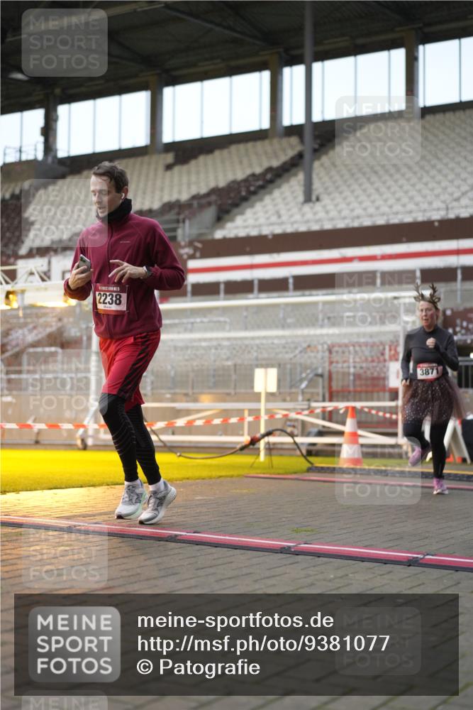 07.12.2025 - St. Pauli X-Mass-Run No. 15 Patografie http://msf.ph/oto/9381077 07.12.2025 10:19:56 Ziel 1364, 1903, 2238, 2751, 3846, 3871, 3893 meine-sportfotos.de