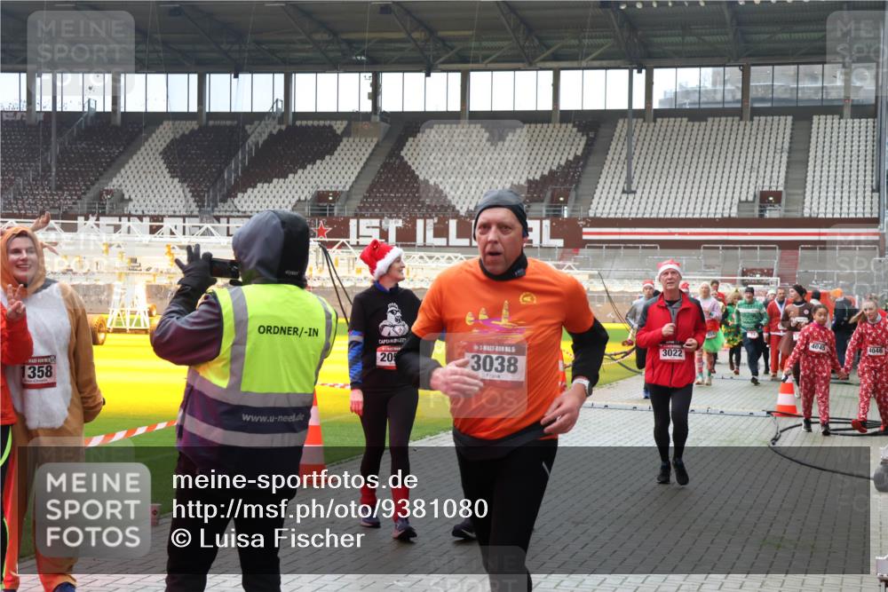 07.12.2025 - St. Pauli X-Mass-Run No. 15 Luisa Fischer http://msf.ph/oto/9381080 07.12.2025 10:43:47 Ziel 1358, 20, 15, 3038, 3022, 559, 4045, 4046, 74, 84, 296, 559, 706, 1053, 1301, 1616, 1814, 1936, 2052, 2053, 2336, 2337, 2459, 2487, 2647, 2724, 2726, 2761, 2762, 2802, 2901, 3022, 3038, 3226, 3237, 3381, 4104, 4161, 4621 meine-sportfotos.de