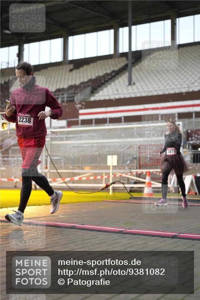 07.12.2025 - St. Pauli X-Mass-Run No. 15 Patografie http://msf.ph/oto/9381082 07.12.2025 10:19:56 Ziel 1364, 1903, 2238, 2751, 3846, 3871, 3893 meine-sportfotos.de