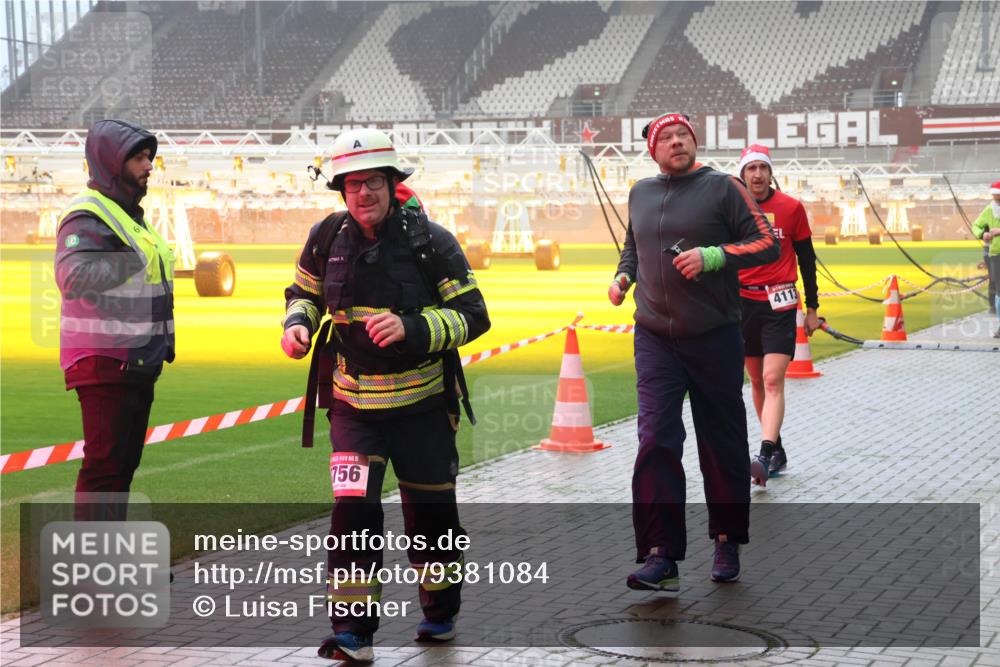 07.12.2025 - St. Pauli X-Mass-Run No. 15 Luisa Fischer http://msf.ph/oto/9381084 07.12.2025 10:09:57 Ziel 15, 756, 4113, 800, 881, 896, 899, 960, 1026, 1172, 1191, 1243, 1248, 1461, 1465, 1575, 1576, 1718, 3493, 3756, 4113, 4666 meine-sportfotos.de