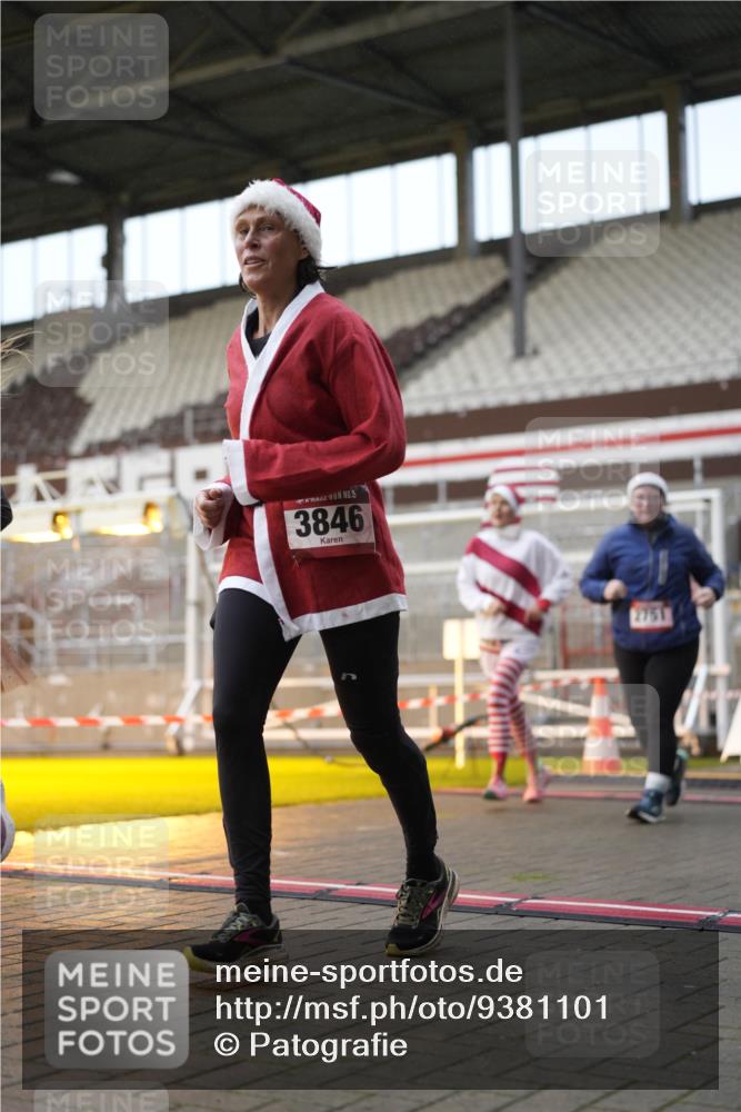 07.12.2025 - St. Pauli X-Mass-Run No. 15 Patografie http://msf.ph/oto/9381101 07.12.2025 10:19:58 Ziel 1364, 1553, 1903, 2238, 2751, 3846, 3871, 3893, 4042, 4071 meine-sportfotos.de