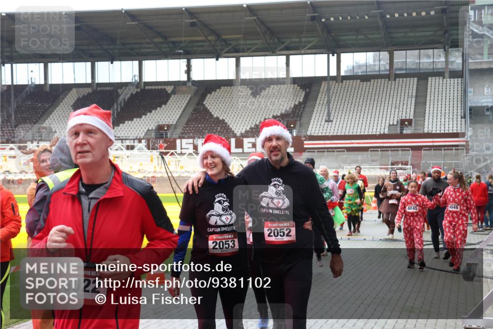 07.12.2025 - St. Pauli X-Mass-Run No. 15 Luisa Fischer http://msf.ph/oto/9381102 07.12.2025 10:43:51 Ziel 3022, 5, 5, 2053, 15, 2052, 4045, 4046, 74, 84, 296, 559, 706, 1053, 1301, 1616, 1814, 1913, 1936, 2052, 2053, 2336, 2337, 2459, 2487, 2647, 2724, 2726, 2761, 2762, 2767, 2802, 2901, 3022, 3038, 3100, 3226, 3237, 3381, 4095, 4096, 4104, 4161, 4621 meine-sportfotos.de