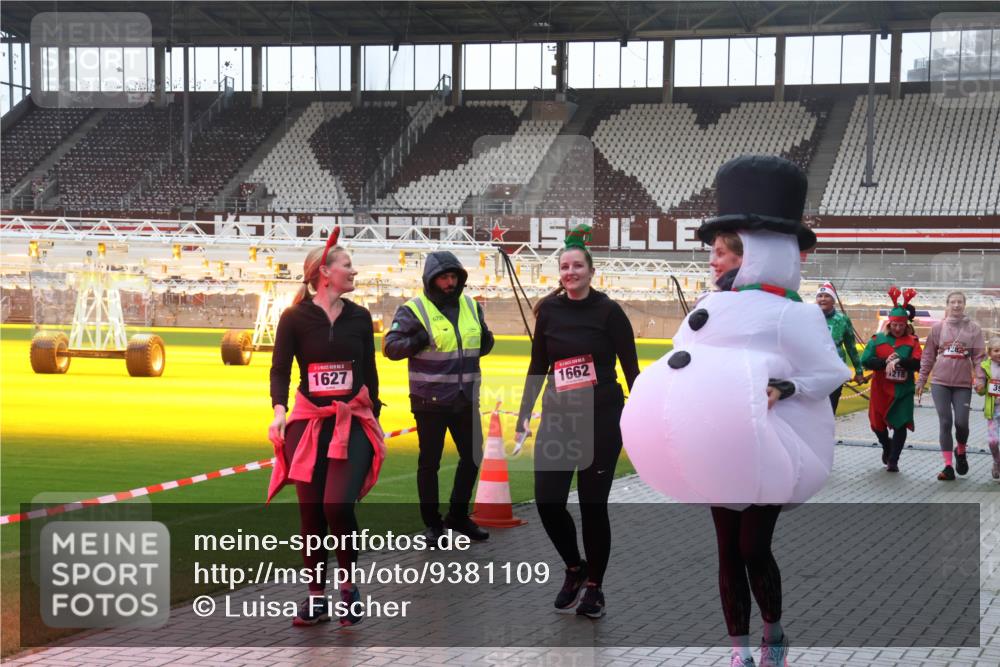 07.12.2025 - St. Pauli X-Mass-Run No. 15 Luisa Fischer http://msf.ph/oto/9381109 07.12.2025 11:15:58 Ziel 1627, 6709, 1662, 218, 1282, 8, 14, 313, 372, 391, 1218, 1282, 1623, 1627, 1662, 2194, 3133 meine-sportfotos.de