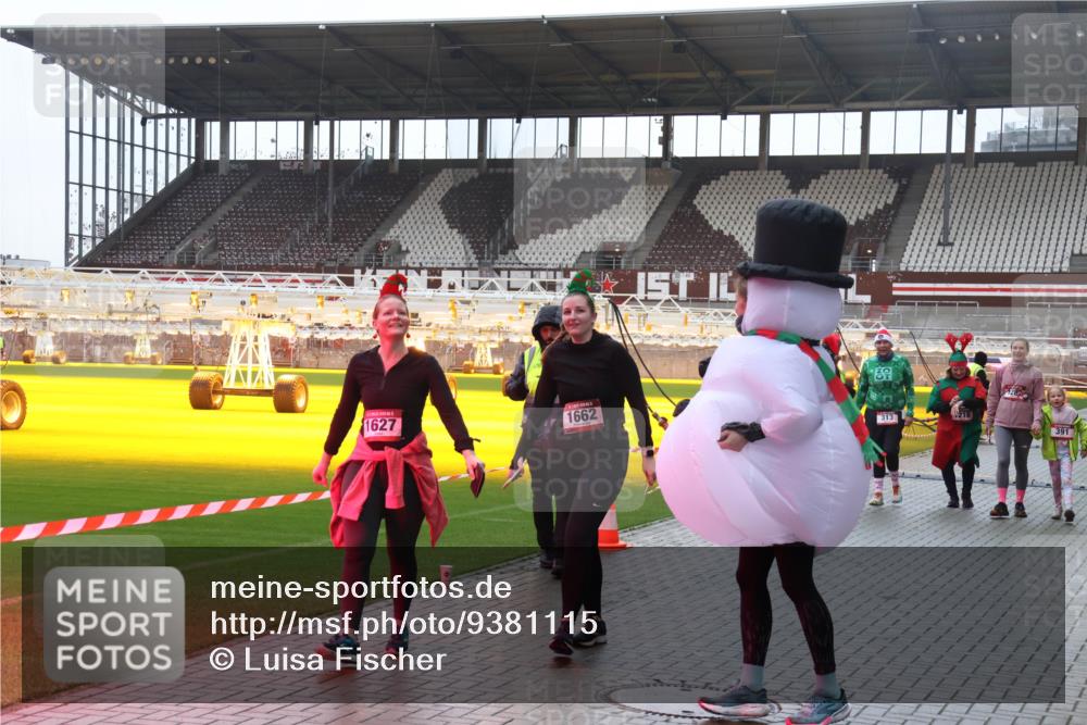 07.12.2025 - St. Pauli X-Mass-Run No. 15 Luisa Fischer http://msf.ph/oto/9381115 07.12.2025 11:15:59 Ziel 1627, 1662, 313, 391, 8, 14, 313, 372, 391, 1218, 1282, 1623, 1627, 1662, 2194, 3133 meine-sportfotos.de