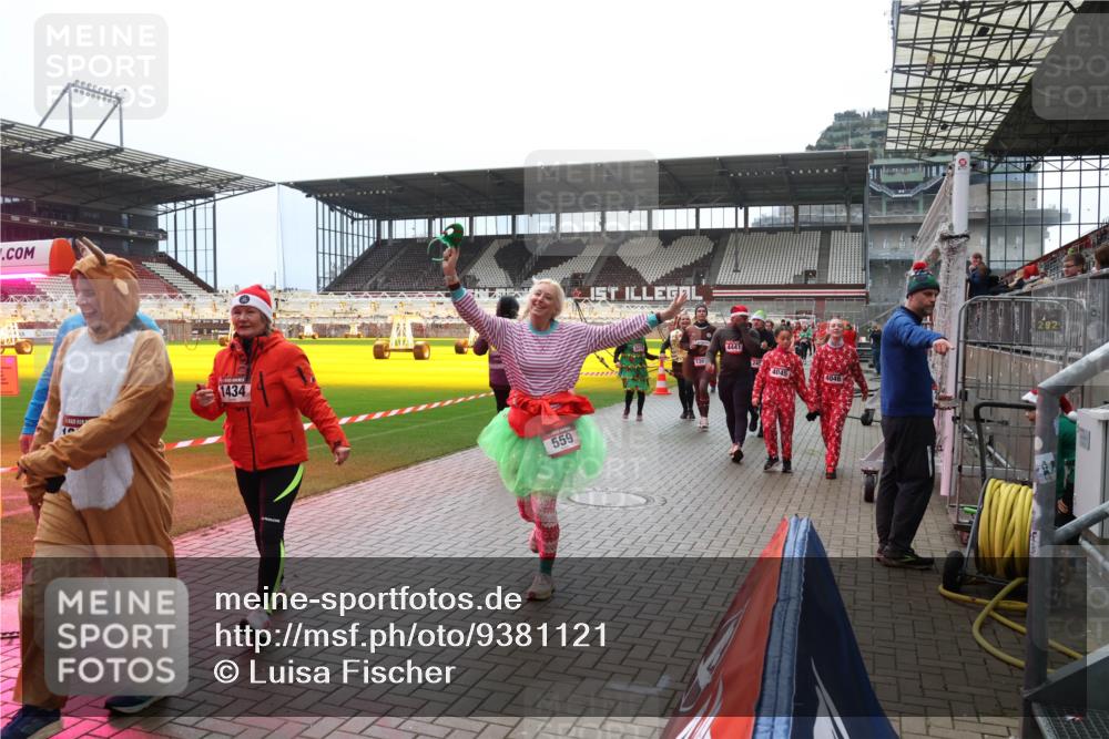 07.12.2025 - St. Pauli X-Mass-Run No. 15 Luisa Fischer http://msf.ph/oto/9381121 07.12.2025 10:43:56 Ziel 1434, 559, 130, 4441, 4045, 4046, 74, 84, 559, 706, 1053, 1301, 1616, 1814, 1913, 1936, 2052, 2053, 2459, 2487, 2647, 2724, 2726, 2761, 2762, 2767, 2802, 2901, 3022, 3038, 3100, 3226, 3237, 4095, 4096, 4104, 4621 meine-sportfotos.de
