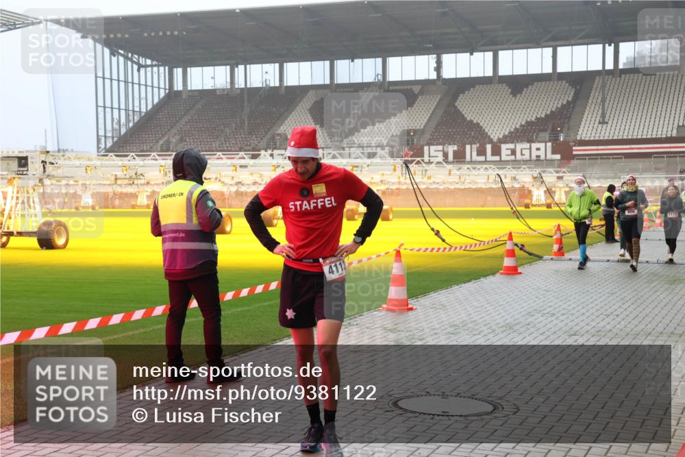 07.12.2025 - St. Pauli X-Mass-Run No. 15 Luisa Fischer http://msf.ph/oto/9381122 07.12.2025 10:10:01 Ziel 4113, 800, 1172, 800, 881, 896, 899, 960, 989, 1026, 1172, 1191, 1243, 1248, 1256, 1257, 1718, 3493, 3756, 4113, 4666 meine-sportfotos.de