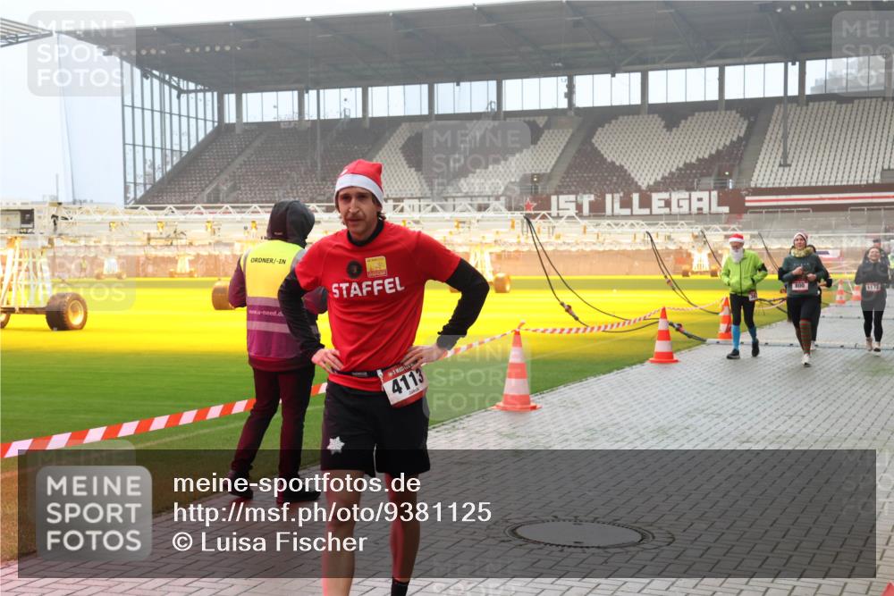 07.12.2025 - St. Pauli X-Mass-Run No. 15 Luisa Fischer http://msf.ph/oto/9381125 07.12.2025 10:10:02 Ziel 4113, 800, 1172, 800, 881, 896, 899, 960, 989, 1026, 1172, 1191, 1243, 1248, 1256, 1257, 1678, 1718, 3493, 3756, 4113, 4666 meine-sportfotos.de