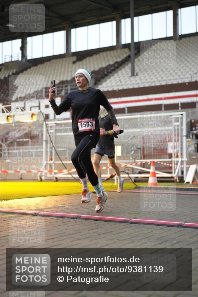 07.12.2025 - St. Pauli X-Mass-Run No. 15 Patografie http://msf.ph/oto/9381139 07.12.2025 10:20:02 Ziel 459, 1364, 1553, 1903, 2238, 2751, 3846, 3871, 3893, 4042, 4071 meine-sportfotos.de